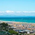 Apartament Peaceful Seaside Flat With Pool In *