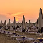 Peaceful Seaside Flat With Pool In Apartament *