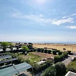 Apartament Peaceful Seaside Flat With Pool In