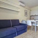 Peaceful Seaside Flat With Pool In Daire
