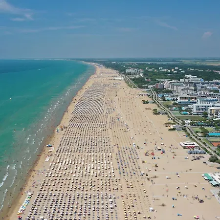Peaceful Seaside Flat With Pool In Bibione