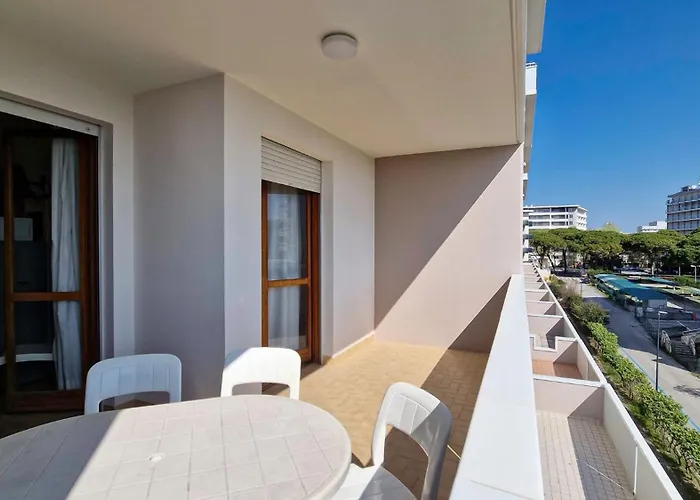 Peaceful Seaside Flat With Pool In Appartement Bibione