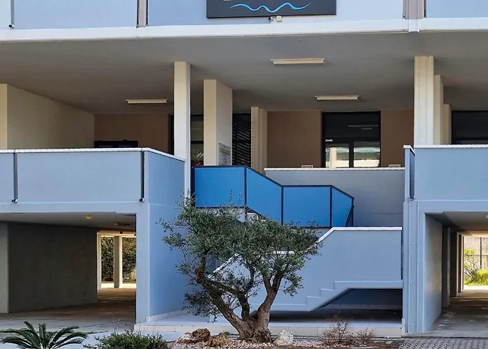 Peaceful Seaside Flat With Pool In Μπιμπιόνε